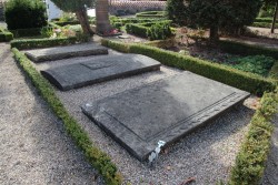 Disse tre liggesten, sat i 1756, 1792 og 1802, er de ældste bevarede gravsten på Hvidovre kirkegård. De er sat over Peder Svendsen og hans familie, ejere af Kongens priviligerede kro i Valby.