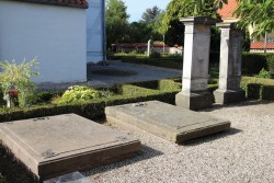 Søholmgård-slægtens familiegravsted
på Hvidovre Kirkegård fra 1700-tallet. Gravminderne er i dag fredet