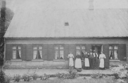 Familien foran gården 1906
