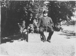 Lauritz Pedersen og morbror Peter med to hunde imellem sig.
