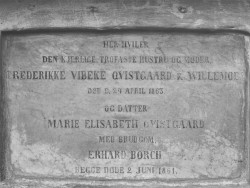 Mindetavle over Marie og Erhard og Maries mor (!) på Hvidovre Kirkegård. Mindetavlen er af hvidgrå marmor - bogstaverne har en gang været malet op med sort maling.
HER HVILER DEN KJERLIGE, TROFASTE HUSTRU OG MODER,
FREDERIKKE VIBEKE QVISTGAARD F. WILLEMOES DØD D. 24 APRIL 1863.
OG DATTER
MARIE ELISABETH QVISTGAARD,
MED BRUDGOM
ERHARD BORCH
BEGGE DØDE 2 JUNI 1861.