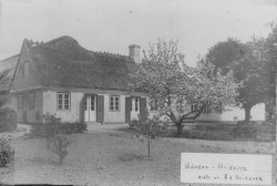 Forår på Højgården - frugttræerne står i fuldt flor. Højgården lå på Hvidovregade 14-16, men brændte i 1949.
Hvidovregade er Hvidovres ældste gade og stammer sandsynligvis helt tilbage fra vikingetiden.