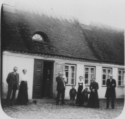 Familien på Højgården iklædt søndagstøjet.
