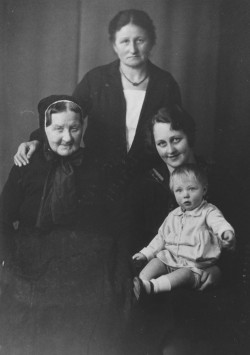 Banehuset nr. 4's kvindelige familiemedlemmer.
Mormoder, moder, Karen Margrethe Johansen (datter af mælkeforpagter Benke) og datteren Ruth.