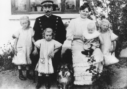 Landbetjent Harplod med sin familie. 
Lillebror Eugen sidder på skødet.