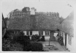 Hvidovre Fattighus fra 1830'erne lå på Hvidovregade, hvor Aktivitetshuset ligger i dag.
Dengang var det ejet af skomager Hans Nielsen Gjeldstrup, der ikke kunne leve af håndværket alene. Han lejede derfor værelser ud til nogle af de fattigste i Hvidovre. 
I 1845 boede der 17 mennesker i det lille hus, heraf 5 børn. 
I 1865 blev det overtaget af Hvidovre Sogneråd. 
Huset blev revet ned i 1934 i forbindelse med Steinckes socialreformer.