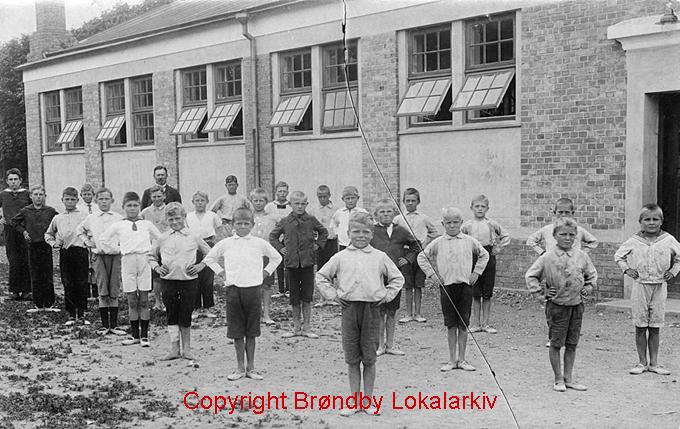 Skoleelever foran
gymnastikhuset 1920