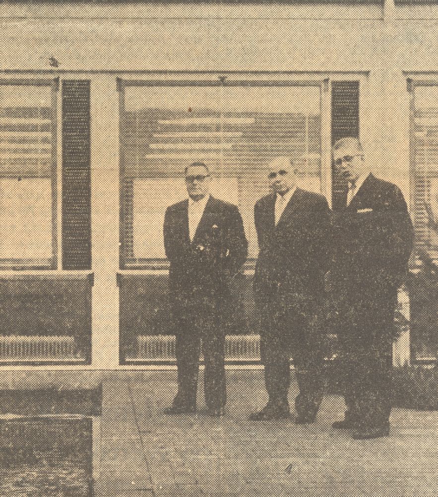 Svenn Eske Kristensen (y.th) sammen med Brøndbys borgmester ved indvielsen af Brøndby Rådhus i 1959