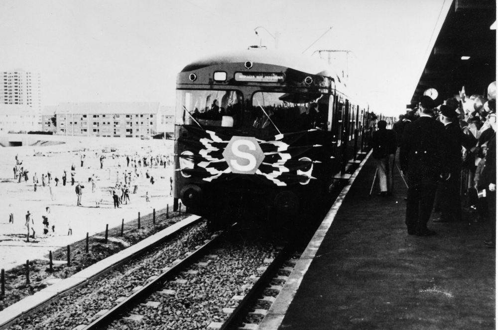 Brøndby Strand Station - Indvielse - Første tog kører til stationen