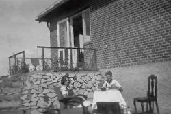 Karen og Ejner ved huset på Nordlundsvej