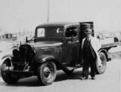 Handelsgartner Anton Holmenlund ved sin torvebil med gasgenerator 1943