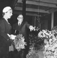 På blomsterudstillinger i Forum har Svend Bruun vundet mange ærespræmier og to gange HM Dronningens Ærespræmie. Her viser Bruun Dronning Ingrid rundt på blomsterudstillingen i Forum.