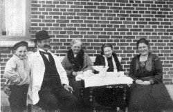 Familien Klarskov ved Poppelhuset i Avedøre. Peter Klarskov ses tv på billedet. Han dør i 1927 57 år gammel