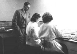 Test af nellikeplanter for Kransskimmel. Professor Ernst Helmers stående ca. 1959
