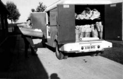 Torvebil - Formand Poul Juel Winther pakker vognen, der skal være på torvet kl. 6 ca. 1950