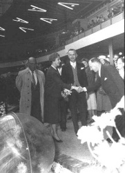 Forum blomsterudstilling - Wilhelm Riise hilser på Dronning Ingrid. Aage Frandsen til venstre 1963