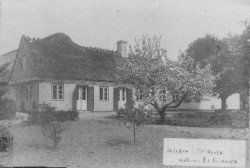 Højgården - stråtækt stuehus set fra haven ca. 1918
