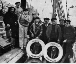 "Monsunen" med besætning på den sidste rejse 1933 - Foto fra Hakon Mielche´s bog: Monsunens sidste rejse 1944