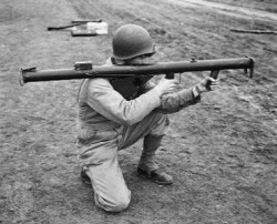 Bazooka og 60 mm. morter hører til enhedernes tungere våben