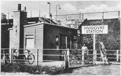 Den beskedne Hvidovre Station efter oprettelsen af trinbrættet i 1935.