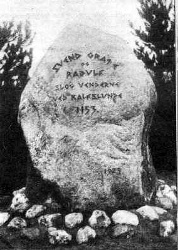 Mindesten rejst i 1925 med indskriften: "Svend Grathe og Radulf slog venderne ved Karlslunde 1153"