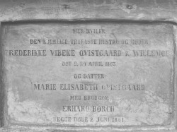 Mindepladen for Marie Elsebeth Quistgaard og Erhard Boch, som viser, at Maries mor, Frederikke Vibeke Quistgaard,  også ligger begravet samme sted.