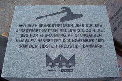 En granitsten til minde om Jens Nielsens arrestation blev nedlagt den 3. juli 2007 foran stuehuset på Stengården på I. G. Smiths Allé.