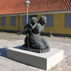 Skulpturen En Moder ved Rytterskolen