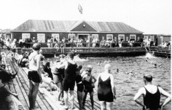 Søbadet var velbesøgt og dannede rammen omkring svømme-undervisning, konkurrencer og almindeligt badeliv, indtil det blev lukket i 1939 af sundhedsmæssige hensyn.