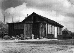 HIF's første klubhus opført på Vojensvej i 1926. Her fotograferet senere på Hvidovre Stadion.
