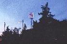 Vartegnet Hvidovre Lys-Tårn lyser hver morgen og aften og skifter form og farve med faste intervaller. Det er udformet af lyskunstneren Thorbjørn Lausten.