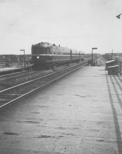 Et tog ankommer til trinbrættet i 1935.