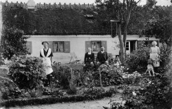 Familien Olsen i haven foran stuehuset udateret
