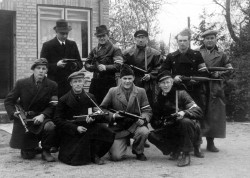 Frihedskæmpere fra Brøndby Strand på befrielsesdagen den 5 maj 1945 - 3 af dem blev skudt samme dag på grund af en tragisk misforståelse