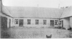 Vibeholm stuehus set fra gårdspladsen i 1921