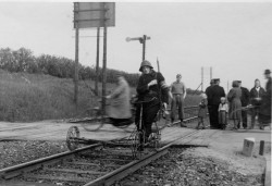 Frihedskæmpere bevogter jernbaneoverskæringen på Brøndbyøstervej den 5. maj 1945