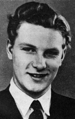 Bjarne Louis Hansen blev kun 20 år. Han ligger begravet på Vestre Kirkegård i København. Ud for Pilegården i Brøndbyøster markerer mindestenen den tragiske begivenhed