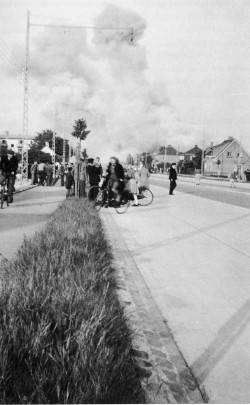 Cykelfabrikken Globus efter sabotage - tilskuere på Roskildevej 1944