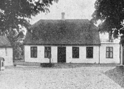 Gartneriet Tjørnely 1935. I 1942 blev ejendommen ombygget til "Naziborg", og senere holdt medlemmer af Schalburgkorpset til her.