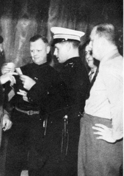 Topnazisten købmand Ejnar Jørgensen ved nazisternes møde i Roskilde 30. juni 1940, hvor han modtog en stævning for ulovlig demonstration.