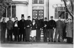 Amatørteater på Siesta i Glostrup - nr. 4 fra højre i soldateruniform Gunnar Sørensen