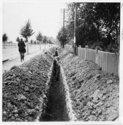 Hvidovrevej under ombygningen. To mænd er i gang med at grave en vandledning ned ved Gl. Køge Landevej, 1937.