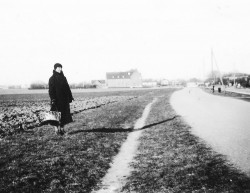 Hvidovrevej med Sønderkærskolen i baggrunden, ca. 1930’erne.