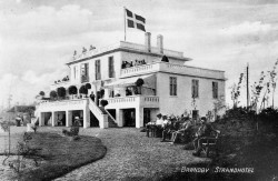 Brøndby Strandhotel i 1913. Bygningen ligger der endnu og er med i flere af fortællingerne fra Brøndby Strand.