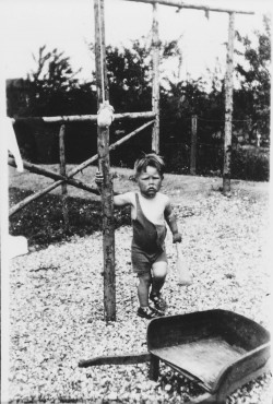 Et barn, der leger i haven ca. 1934 - mon han fik varmt bad flere gange om ugen dengang?