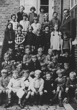 Klassebillede fra Kettevejsskolen i 1930’erne. Måske fik nogle af disse børn deres første brusebad på skolen?