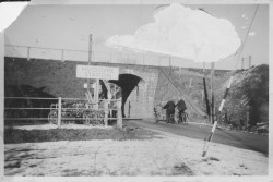Jernbaneviadukten over Hvidovrevej fra 1847. Den fik en lille forlængelse i 1916 og blev udskiftet med en bro i 1940.