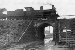 Et damplokomotiv kører over viadukten.