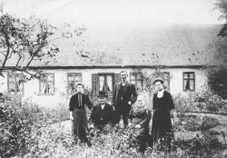 Benthe Marie og Jens Pedersen i haven til Nørregård, ca. 1915.