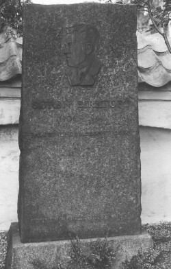 Birktofts gravsten på Hvidovre Kirkegård : "Søren Birktoft 1906-1944.  Faldet under Besættelsen.  Venner rejste dette minde".
